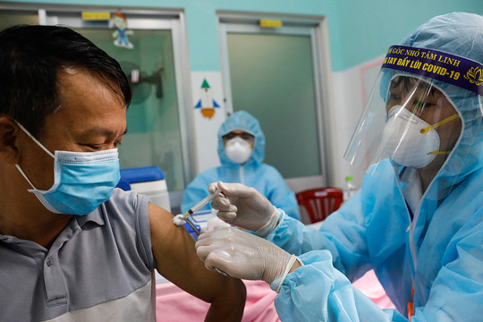 Thủ tướng: Ưu tiên phân bổ vaccine cho TP HCM