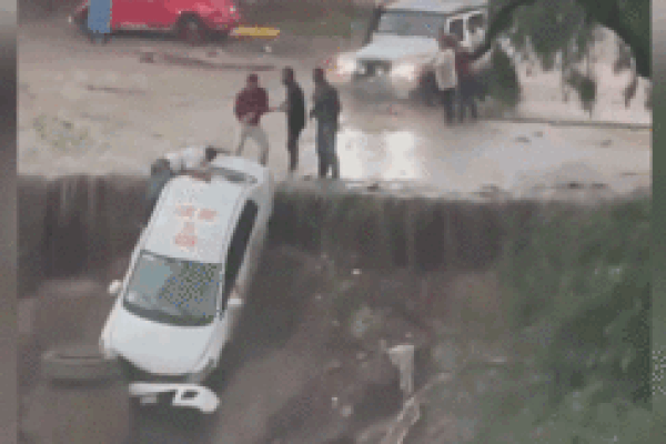 Taxi bị nước lũ cuốn kẹt vào vách đá, nhiều người mạo hiểm giải cứu tài xế