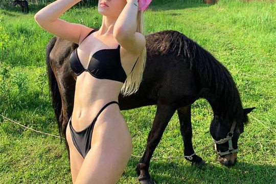 Người đẹp Nga "gây sốt" khi mặc bikini cưỡi ngựa, rửa xe,...