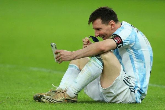 Messi ngồi bệt video call khoe vợ huy chương vô địch Copa America