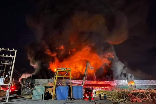 Kho lốp 6.000m2 trong cụm công nghiệp Hà Khánh ở Quảng Ninh cháy lớn
