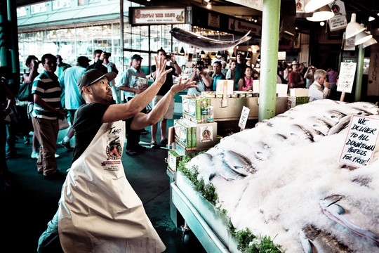 Bài học về công sở từ khu chợ cá nổi tiếng thế giới