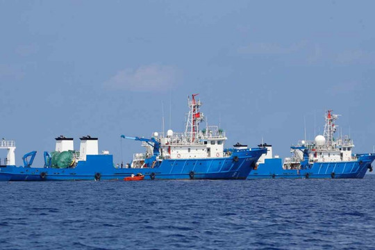 Quân đội Philippines điều tra tàu Trung Quốc xả thải nghiêm trọng ở Biển Đông