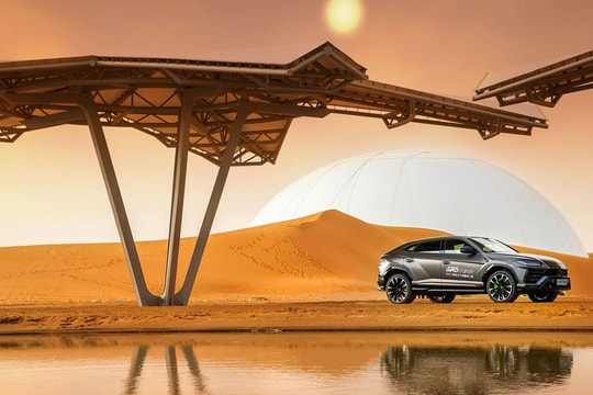 Khó tin: Vượt sa mạc bằng siêu xe Lamborghini