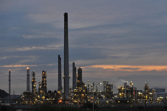 Nhà máy lọc dầu lớn nhất Nam Phi tạm ngừng hoạt động do bạo loạn