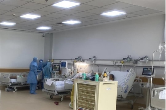 Bệnh viện hồi sức COVID-19 đầy bệnh nhân nặng sau một ngày hoạt động