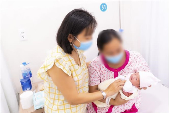 Bệnh viện Hùng Vương đón em bé ra đời đầu tiên nhờ mang thai hộ