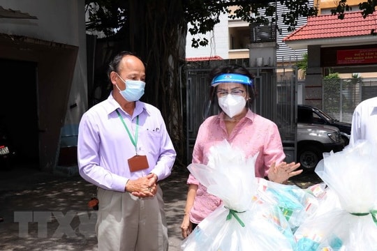 Lãnh đạo Thành phố Hồ Chí Minh thăm các khu cách ly tập trung