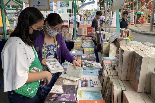 Mang sách hay đến các khu phong tỏa, cách ly tại TP Hồ Chí Minh