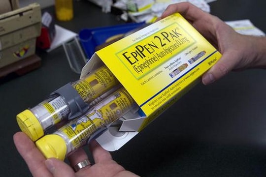 Pfizer đồng ý trả 345 triệu USD để dàn xếp vụ kiện về giá EpiPen