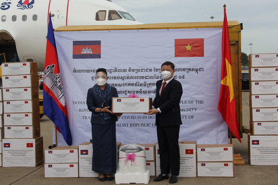 Chính phủ Hoàng gia Campuchia gửi tặng TPHCM thiết bị y tế và tài chính phòng chống dịch COVID-19