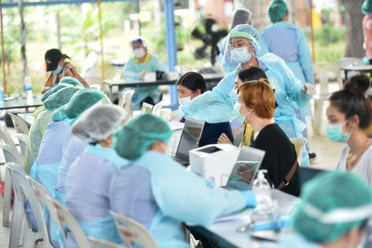 Ca nhiễm mới ở Thái Lan tăng cao, Malaysia duyệt 2 bộ xét nghiệm nhanh