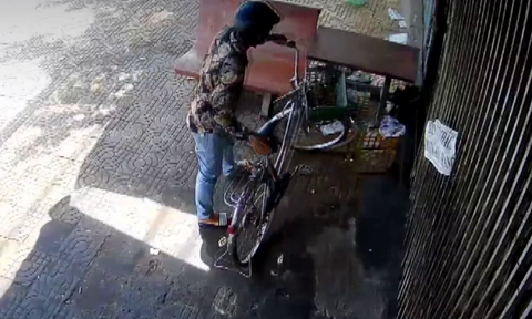 Hai đối tượng trộm chiếc xe đạp tại cửa tiệm nghỉ mùa dịch