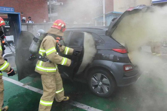 Tai họa đến dồn dập với Hyundai: Xe tải điện đầu tiên bị bốc cháy