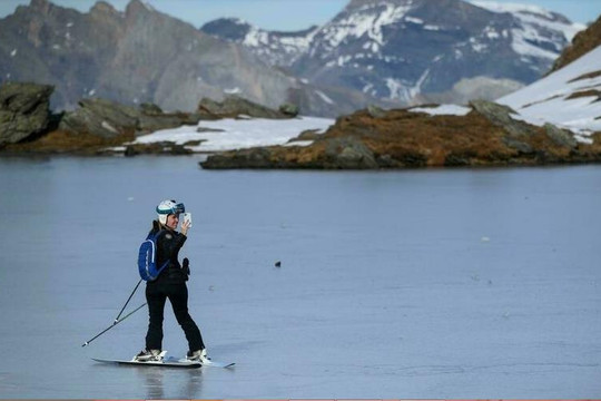 Thụy Sĩ: Băng tan hình thành gần 1.200 hồ nước trên dãy núi Alps