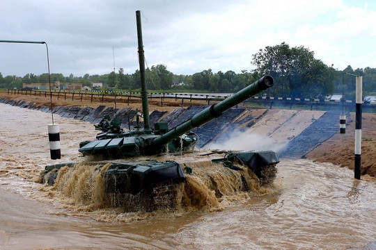 Quân đội Nga huấn luyện lái xe tăng dưới nước