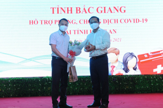 Hơn 100 cán bộ y tế Bắc Giang, Hòa Bình hỗ trợ các tỉnh phía Nam