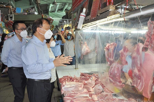 Thứ trưởng Bộ Công Thương kiểm tra đột xuất chợ truyền thống ở TP.HCM