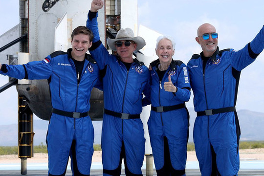 Jeff Bezos đã đi đến rìa của không gian, như vậy ông có phải là phi hành gia không?