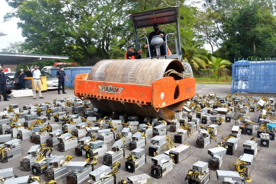 Malaysia triệt phá đường dây trộm điện để "đào" tiền điện tử