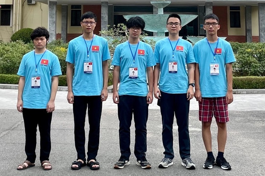 Sau Toán, cả 5 học sinh Việt Nam dự Olympic Vật lý 2021 đều đạt thành tích xuất sắc