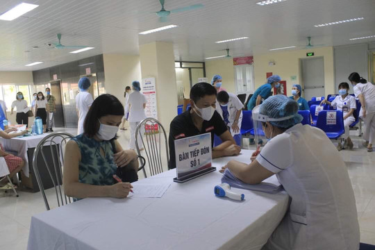 Người dân đến điểm tiêm chủng vắc xin COVID-19 theo giờ hẹn để đảm bảo giãn cách