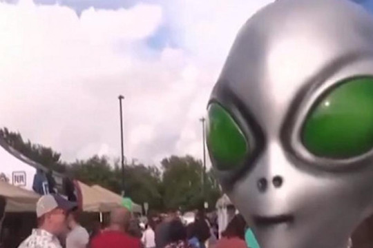 Lễ hội người ngoài hành tinh thu hút hàng nghìn du khách