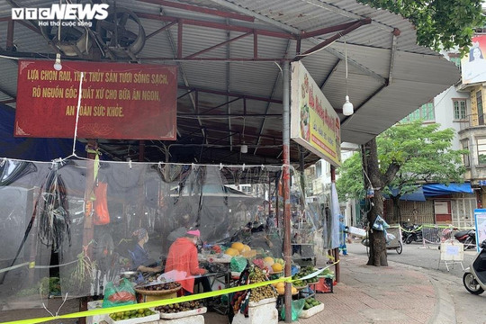 Cảnh mua bán khác lạ chưa từng có ở chợ Hà Nội