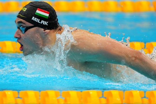 "Kình ngư" Hungary phá kỷ lục Olympic tồn tại 13 năm của Michael Phelps