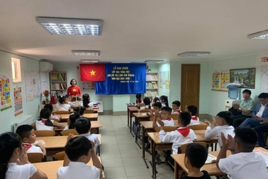 Lớp học tiếng Việt khu đô thị Làng Sen (Ukraine) khai giảng năm học mới