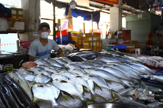 Tôm cá tăng giá nhưng chợ vắng khách mua