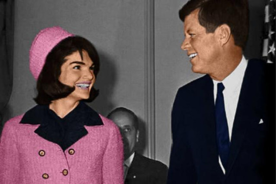 Sự thật về chiếc váy veston hồng nổi tiếng của phu nhân Jackie Kennedy