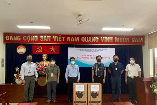 Quỹ thiện nguyện Steve Bùi và những người bạn trao tặng 30.000 khẩu trang y tế N95 cho TP.HCM