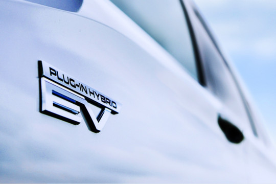 Mitsubishi Outlander PHEV 2022 tung teaser