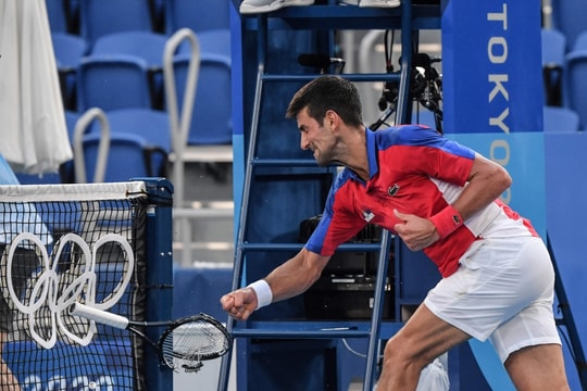 Novak Djokovic để lại hình ảnh xấu khi trắng tay rời Olympic Tokyo