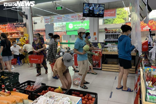 Sau sự cố liên quan ca F0, khách vẫn mua sắm đông đúc tại chuỗi siêu thị Vinmart