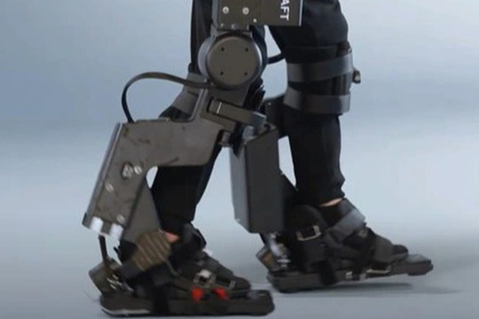 Cha chế tạo khung xương robot, giúp con trai bị liệt có thể đi lại được