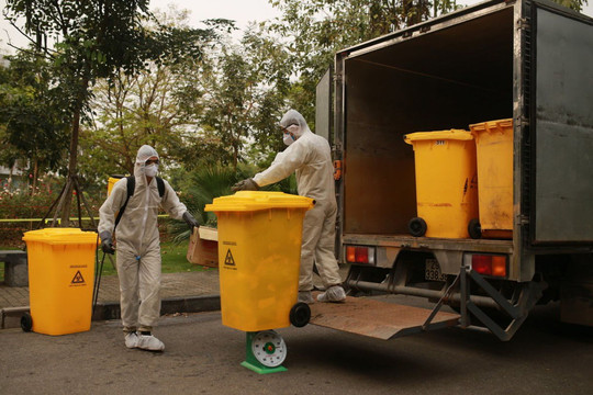 Hà Nội phòng chống Covid-19: An toàn trong thu gom xử lý rác thải mùa cách ly