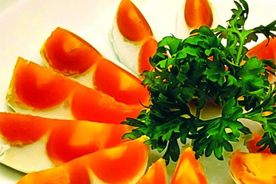 Độc đáo món trứng vịt muối hai lòng đỏ ở Giang Tô