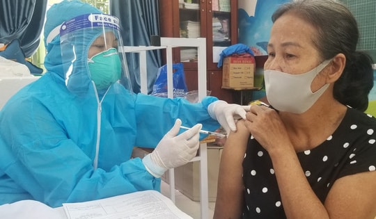 Đội tiêm chủng xuyên trưa tiêm vaccine phòng COVID-19 cho người dân