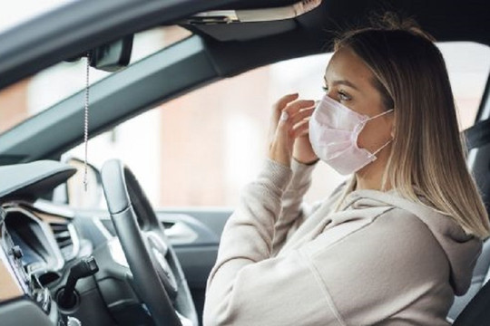 Hạ cửa kính xe hơi để giảm nguy cơ lây nhiễm COVID-19 tốt hơn