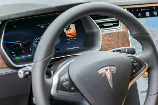 Say khướt đến bất tỉnh, tài xế được hệ thống tự lái của Tesla cứu mạng
