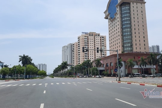 Đường phố Hà Nội vắng ngắt giữa trưa ngày giãn cách nắng 39 độ