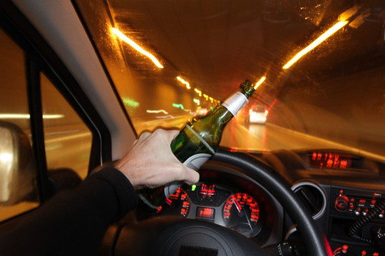 Dự luật mới của Mỹ: Từ năm 2027, đã uống rượu bia thì cái xe có thể từ chối cho bạn lái