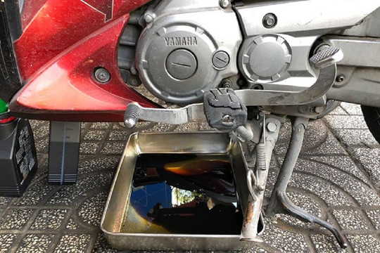 Nguyên nhân và cách khắc phục xe máy bị chảy dầu nhớt