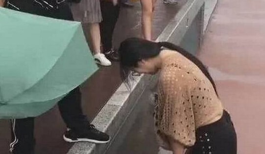 Tháng nào bạn trai cũ cũng chu cấp 5 triệu nuôi con kèm điều kiện bất bình, hôm con cấp cứu tôi đến van nài anh thì nhận ngay cái kết bẽ bàng