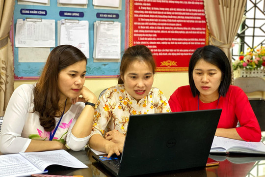 Hà Nội: Trường bắt đầu học trực tuyến, trường thấp thỏm chờ lịch năm học mới