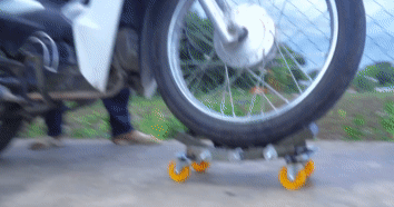 Thủng lốp giữa đường: Không sợ cong vành, nứt lốp hay đẩy xe hao sức nhờ một thiết bị nhỏ gọn cất trong cốp xe