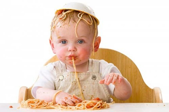 Khi trẻ được hơn một tuổi, bố mẹ nên cho con ăn theo nguyên tắc "2 bỏ, 3 ít, 1 kiên trì", nhưng nhiều người vẫn làm sai
