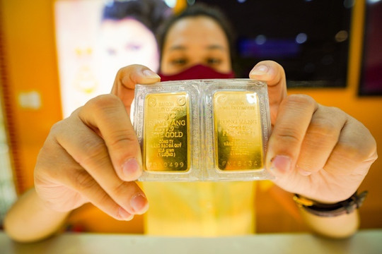Vì sao vàng trong nước đắt hơn thế giới 9 triệu đồng/lượng?